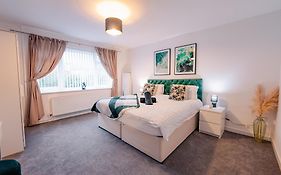 7 Beds - Spacious Apartment - Free Parking